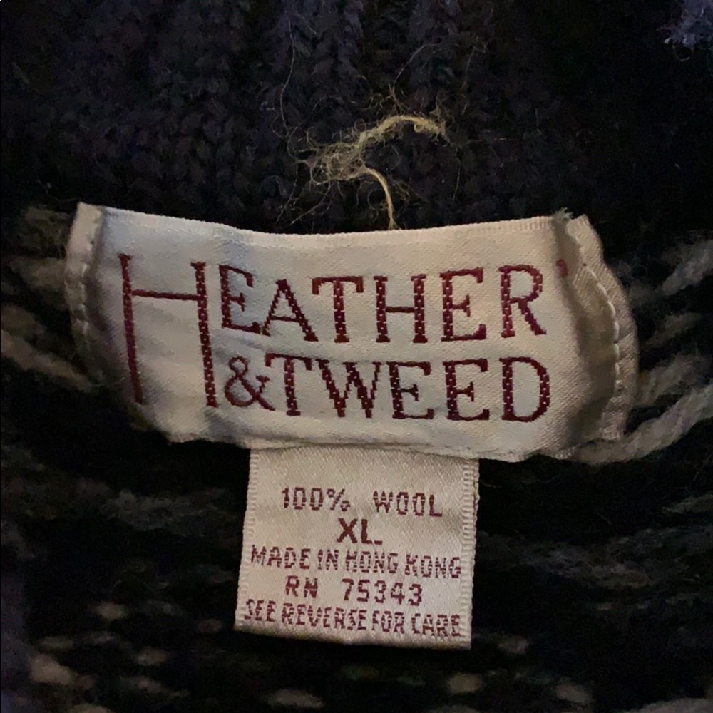 A Men’s XL Heather & Tweed sweater